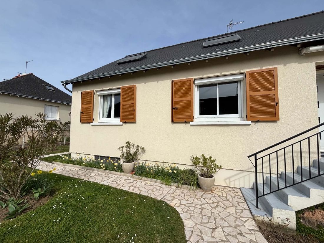 Maison de plain-pied aux volets battants en bois
