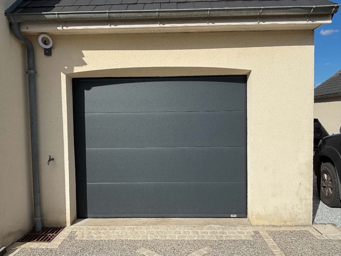 Porte de garage sectionnelle gris anthracite