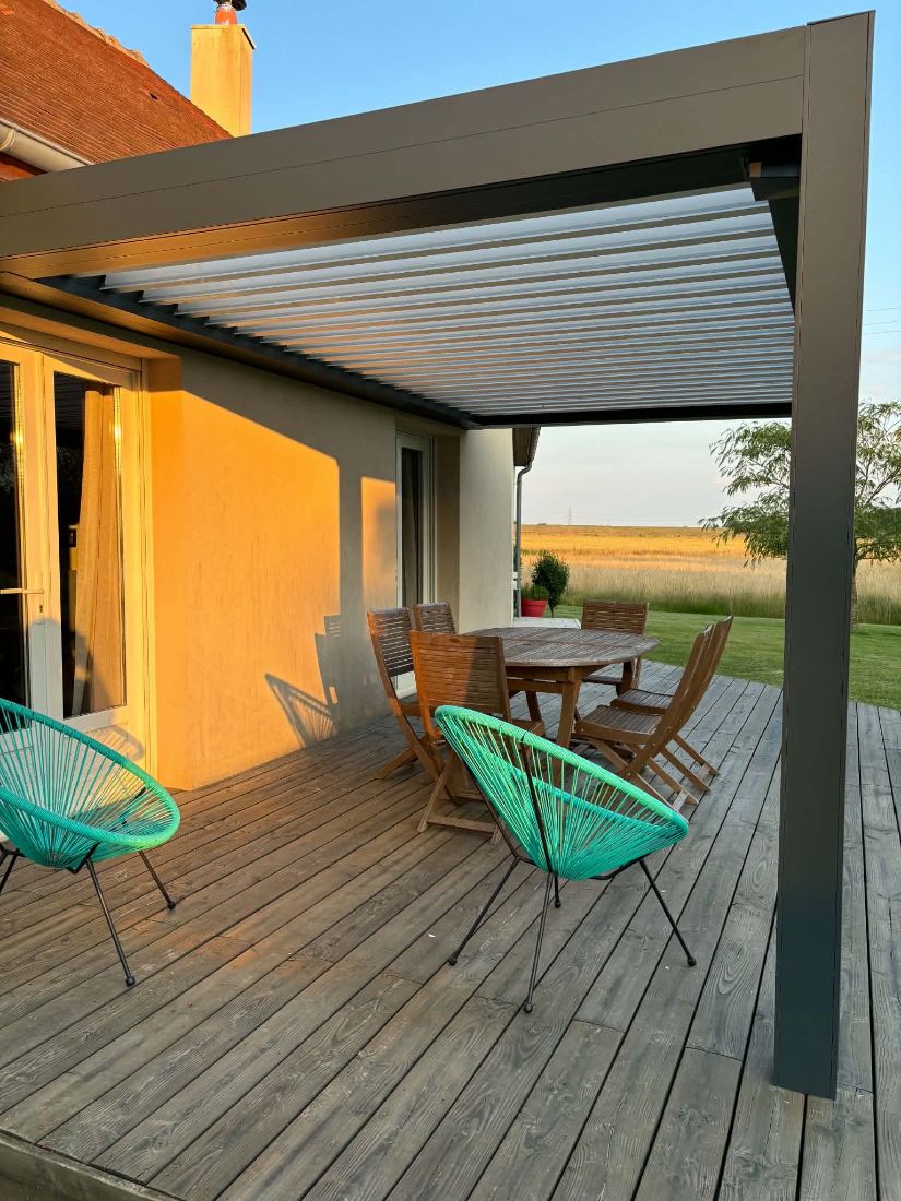Pergola vue depuis la terrasse, lames ouvertes