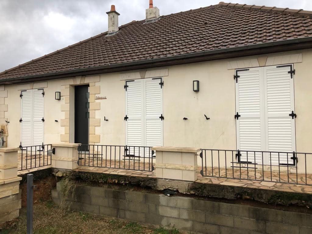 Maison aux volets battants blancs fermés