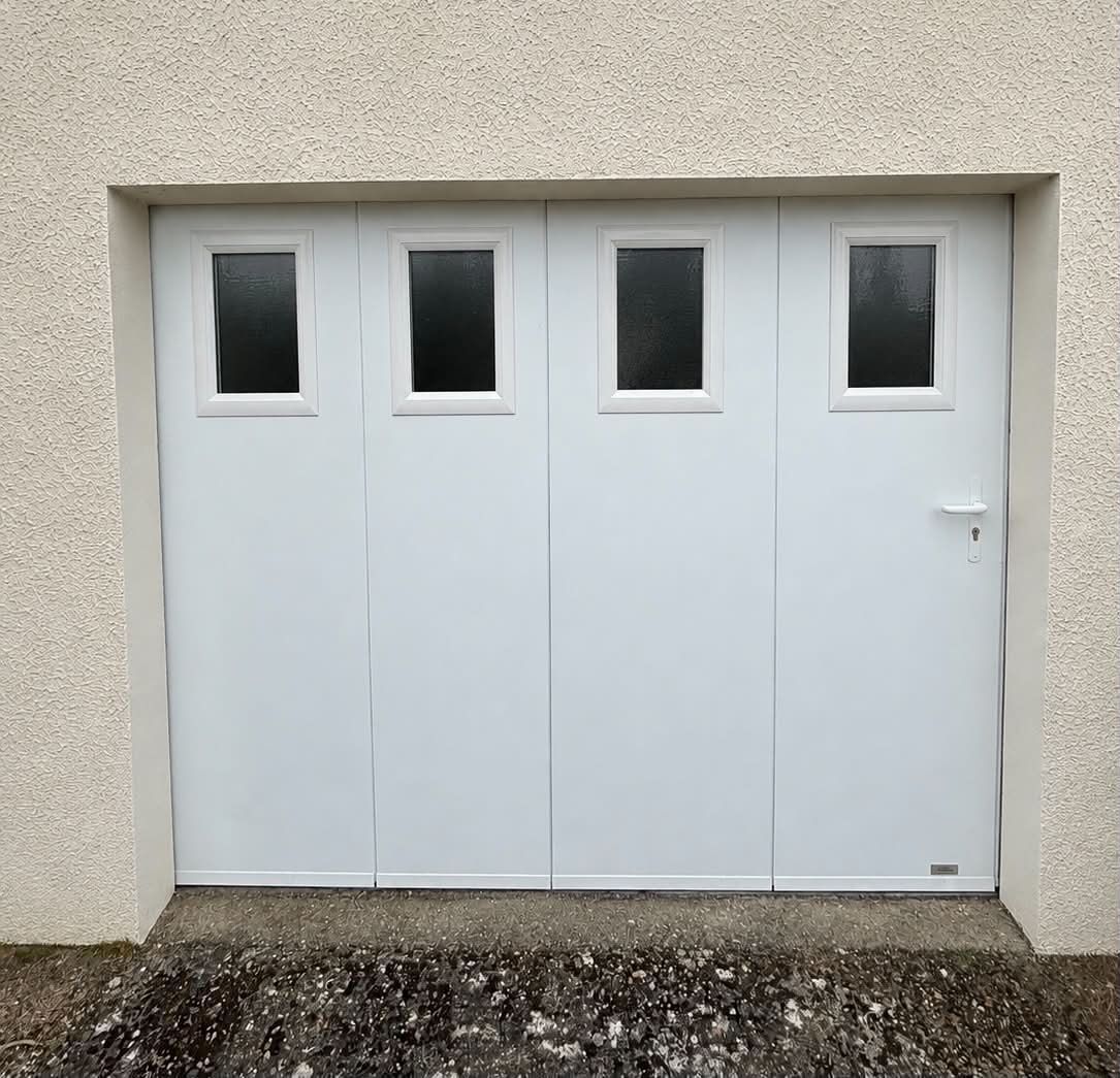 Porte de garage latérale blanche à quatre vantaux vitrés