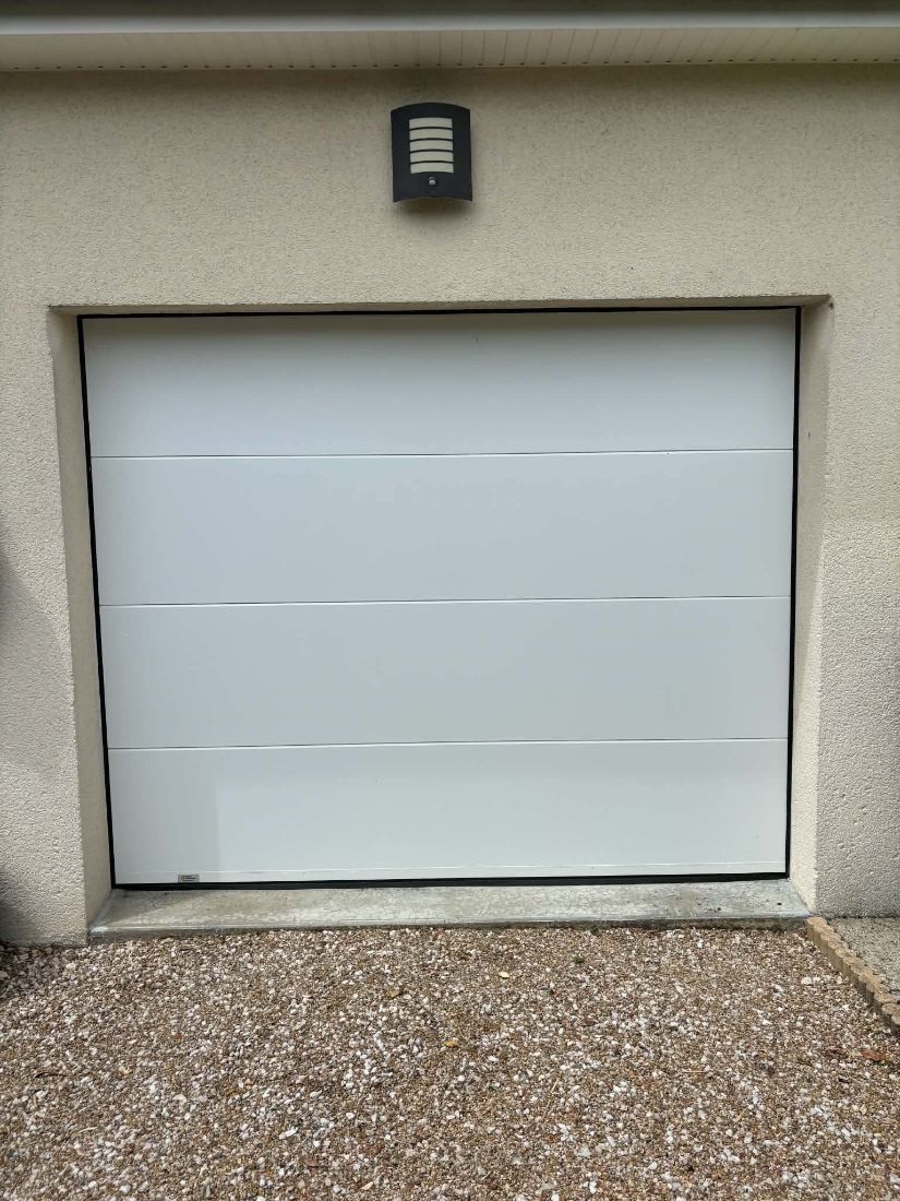 Porte de garage sectionnelle blanche à panneaux lisses